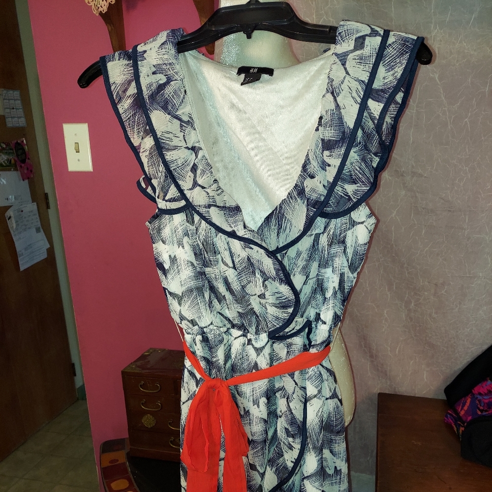 Womans H&M Faux Wrap Sleeveless V-Neck Ruffle Dress with Tie Belt Size 8